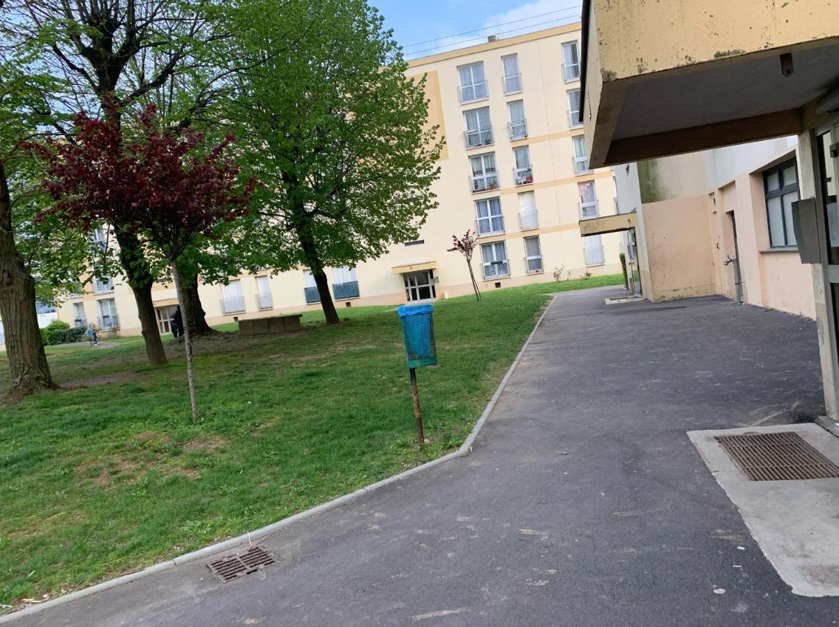 Une Chambre Simple Confortable Avec Acces Direct Aeroport D'Orly Buitenkant foto